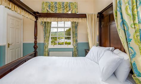 Newby Bridge Hotel: Lake Windermere Hotels with Hot Tub Cabins & Lake View | Lake District