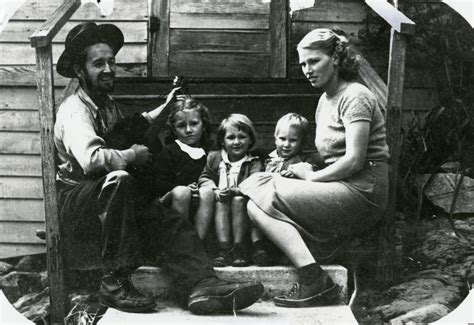 Woody Guthrie and his Family in 1941 (courtesy of the Woody Guthrie ...