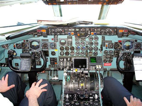 File:DC-9 Cockpit.jpg