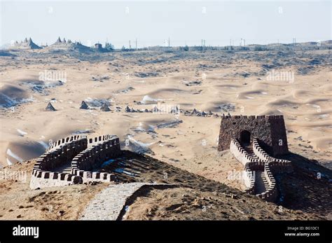 Great Wall of China at Tengger desert sand dunes in Shapotou near Stock Photo: 27077345 - Alamy