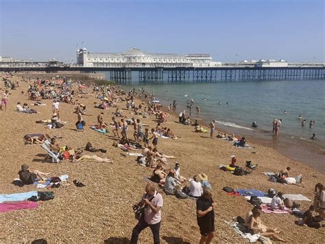 Huge crowds at Brighton beach on hottest weekend of Summer - SussexLive