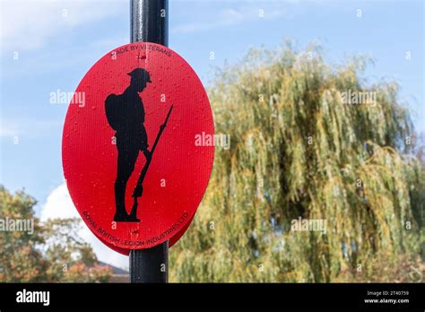 Remembrance poppy soldier silhouette hi-res stock photography and ...