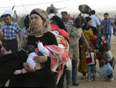 Pics: Thousands of terrified Kurds flee to Turkey to escape Islamic State