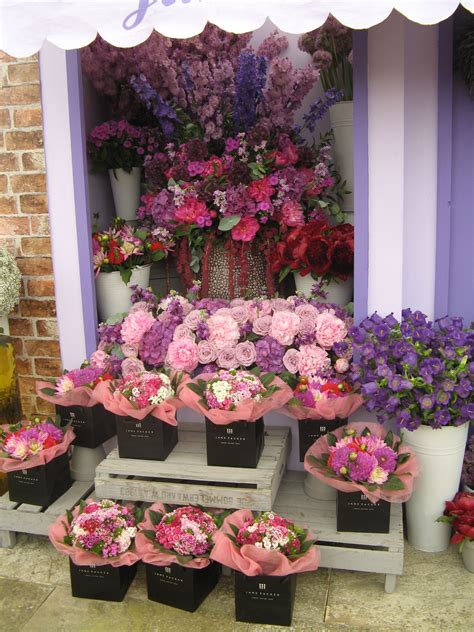 Pin by Lourdes Martin on Flower shops | Flower shop display, Flower ...