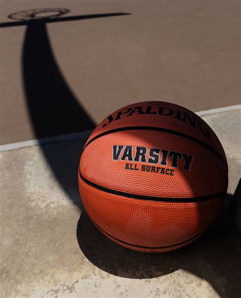 Spalding Varsity Outdoor Basketball l Spalding.com