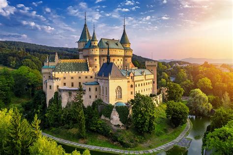 8 Different Types of Castles Explained (Photos Included) - Homenish