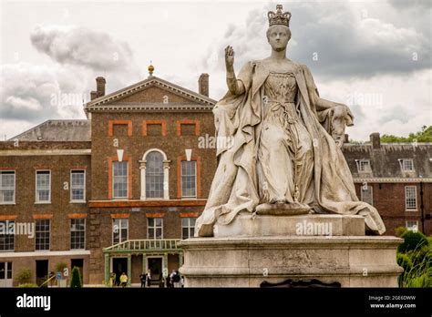 Queen Victoria statue at the back of Kensington Palace, Hyde Park, London Stock Photo - Alamy