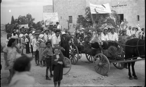 Precious vintage photos of First Fruits Festival in Israel - ISRAEL21c