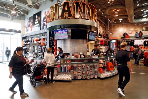 Buying, returning Giants gear to get easier after merchandising deal