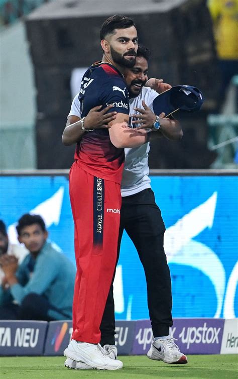 A fan came on to the field to meet Virat Kohli | ESPNcricinfo.com