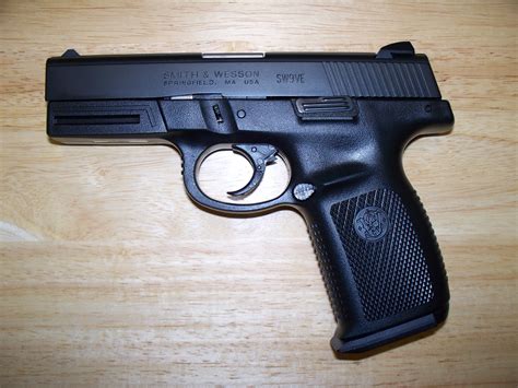 File:Smith & Wesson 9mm Model SW9VE.jpg - Wikipedia