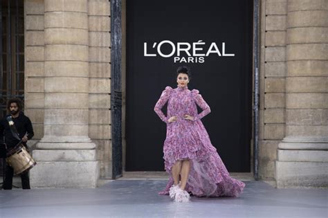 Aishwarya Rai Steals The Show At Paris Fashion Week