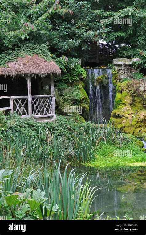 Sunken garden pond hi-res stock photography and images - Alamy