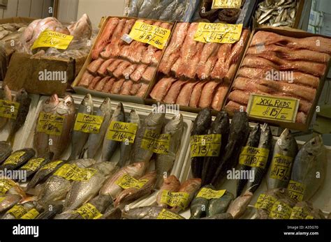 The Billingsgate Fish Market at Canary Wharf in London Stock Photo ...