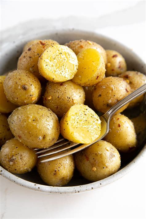 Garlic Butter Boiled Potatoes (How to Boil Potatoes) - The Forked Spoon