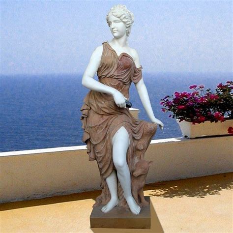 Escultura de mujer con perro tallada en dos tipos de mármol. Sculpture ...