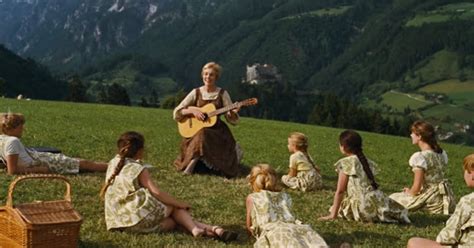 Julie Andrews Singing The 'Do-Re-Mi' Song In Classic Clip From The ...