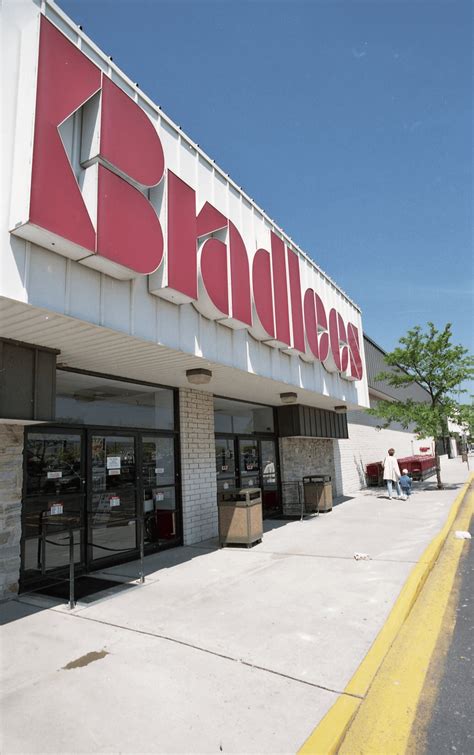 Bradlees on Route 18 in East Brunswick, NJ - May 1998 (photo by Marc ...