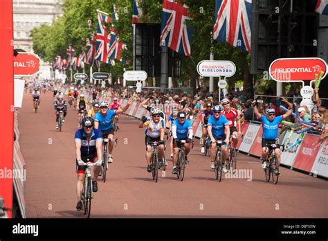 The Mall, London, UK. 04th Aug, 2013. Finishing straight view of the London Surrey 100 on The ...