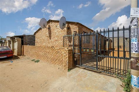 2 Bedroom House for sale in Tembisa Central - P24-113231510