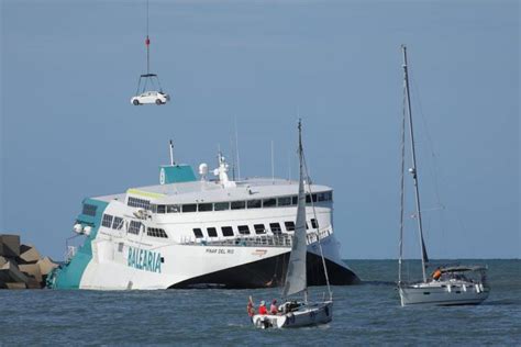 Baleària saca uno a uno los 70 coches del ferry - Alicanteplaza