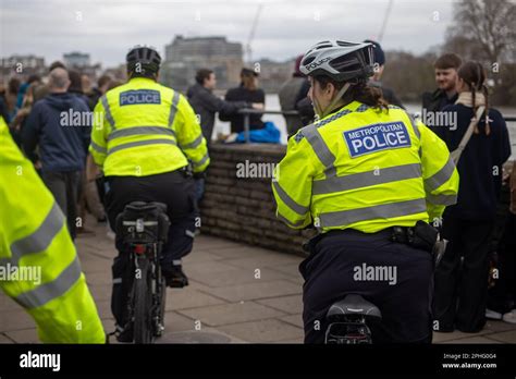 Metropolitan Police on a mission in Central London Stock Photo - Alamy