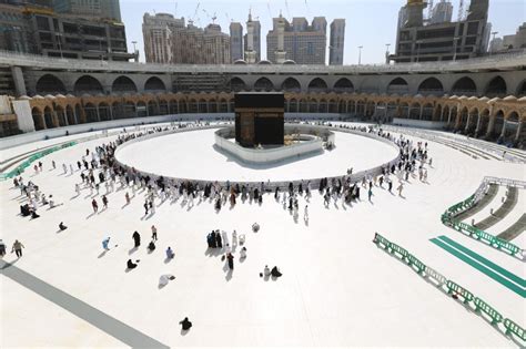 Coronavirus: Touching Kaaba forbidden as Mecca's Grand Mosque partially reopens | Middle East Eye