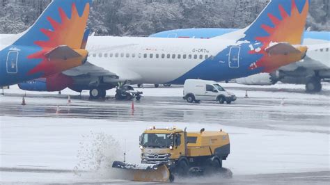 UK weather: Heavy snowfall causes disruption at Manchester airport | UK News | Sky News