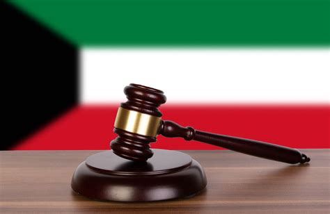 Wooden gavel and flag of Kuwait - Creative Commons Bilder
