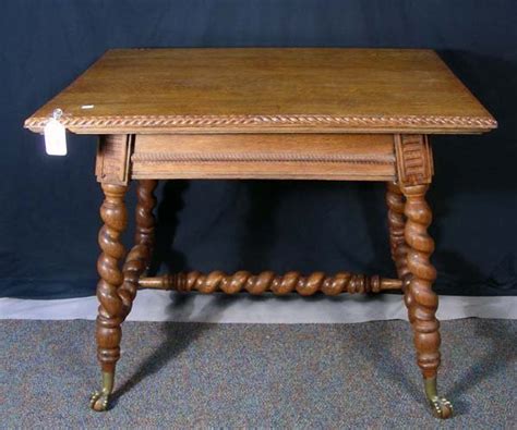 146: ANTIQUE OAK SPINDLE LEG TABLE : Lot 146