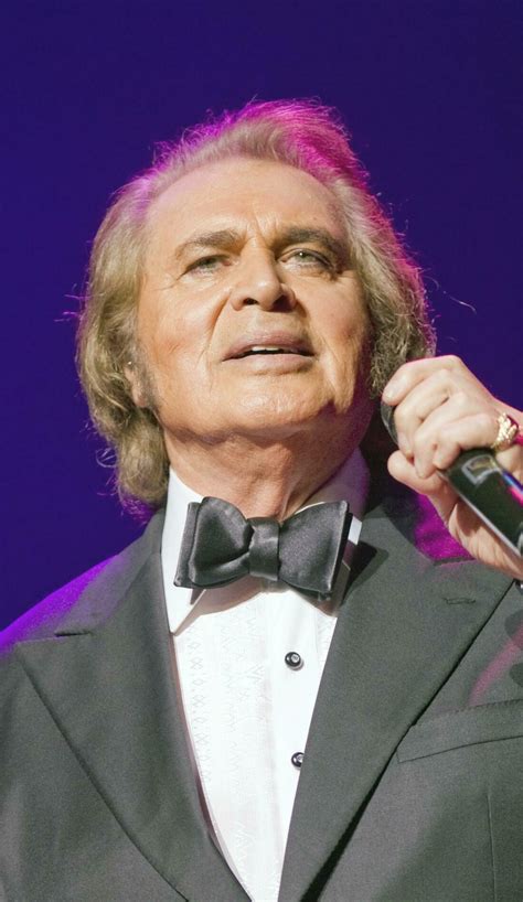 Engelbert Humperdinck Tickets - 2022 Engelbert Humperdinck Concert Tour ...