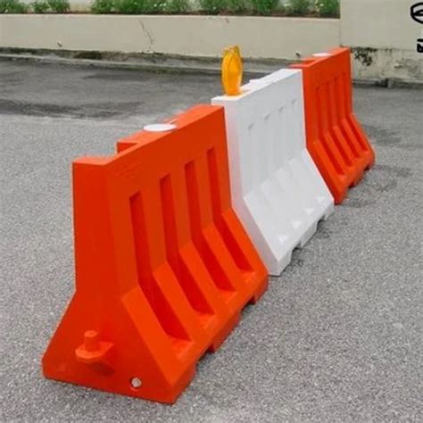 Road Safety Red Plastic Barricade at best price in Mumbai | ID: 23604766691