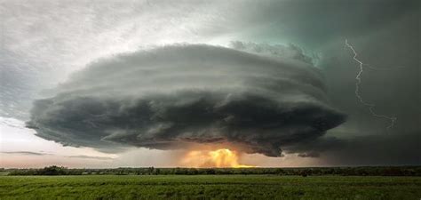 Time-lapse captures monster supercell over Kansas