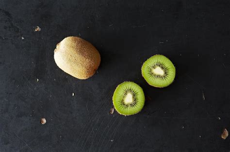 All About Kiwi Fruit - How to Pick, Store, and Use Kiwis Vegtarian ...