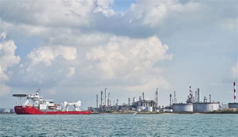 Sinopec Explores Acquisition of Shell's Oil Refinery in Singapore