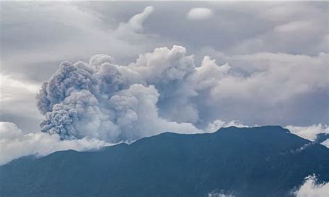 Mount Marapi Volcano Eruption in Indonesia 11 Killed Several Missing | NewsTrack Hindi 1