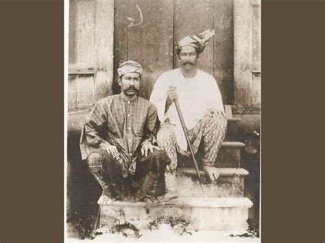 Dua orang pegawai Melayu segak bergaya. Gambar diambil tahun 1900