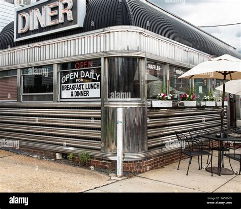 American diner exterior hi-res stock photography and images - Alamy