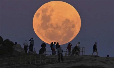 How to photograph the moon on your phone or camera, and the best ...