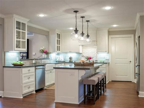 10 Fixer Upper Modern Farmhouse White Kitchen Ideas - Kristen Hewitt