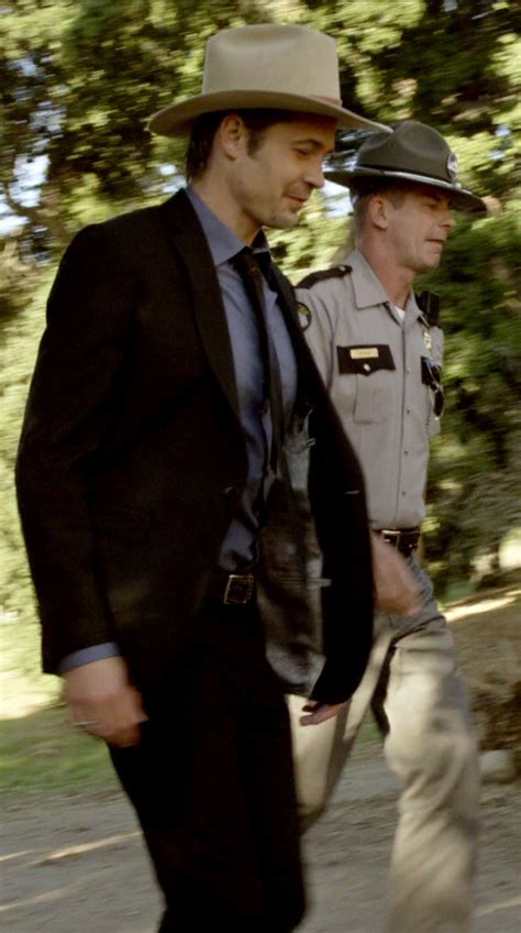 Timothy Olyphant as Raylan Givens in Justified Season 2 Episode 1 -The Dose Makes the Poison ...