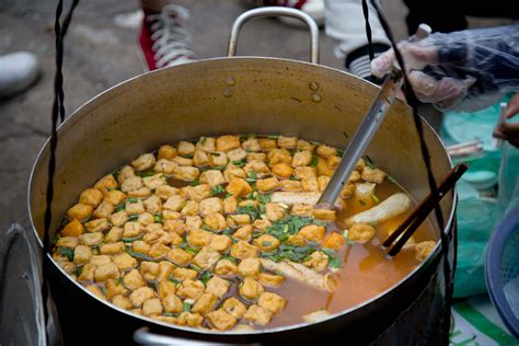 Saigon Street Food: Bun Do - Deliciously Red Noodles - The Christina's Blog