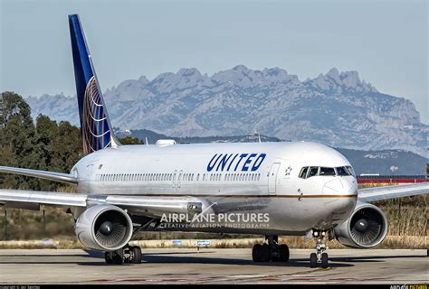 N672UA - United Airlines Boeing 767-300ER at Barcelona - El Prat ...