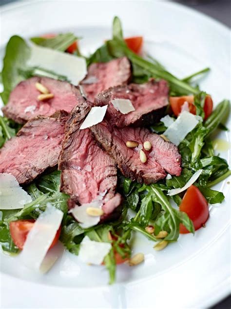 Tagliata di manzo auf Rucola mit Pinienkernen und Parmesan Rezept | LECKER