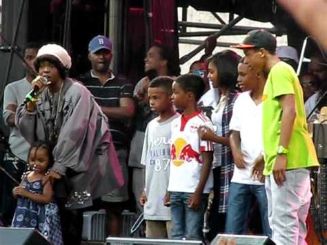 Lauryn Hill Brings Her Kids Onstage, Reunites With Pras