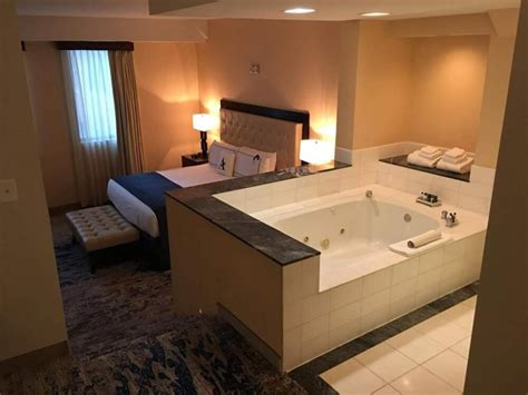 Editor Picks: Hotels in Detroit with a Jacuzzi in the Room