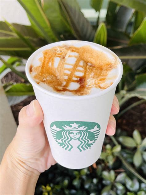 We Tried Starbuck’s Apple Crisp Macchiato Just In Time For Fall