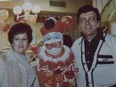 John Wayne Gacy in a clown costume | John wayne gacy