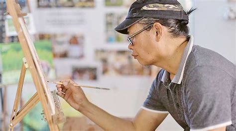 Philippine artist creates paintings using his own blood