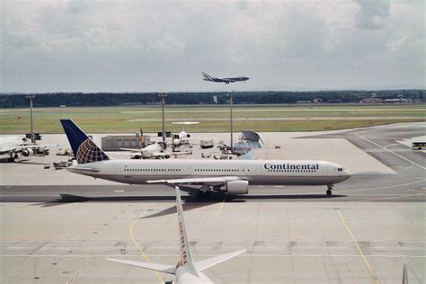 File:Continental Boeing 767-400.jpg - Wikimedia Commons